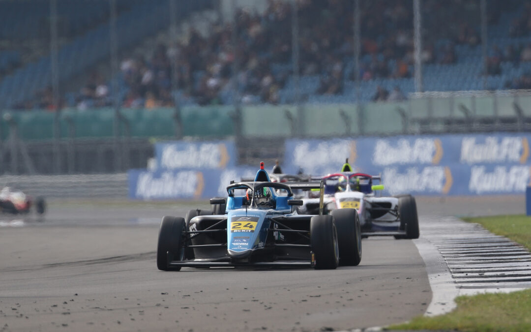 Martin Molnár took the lead of the rookie championship in the British F4